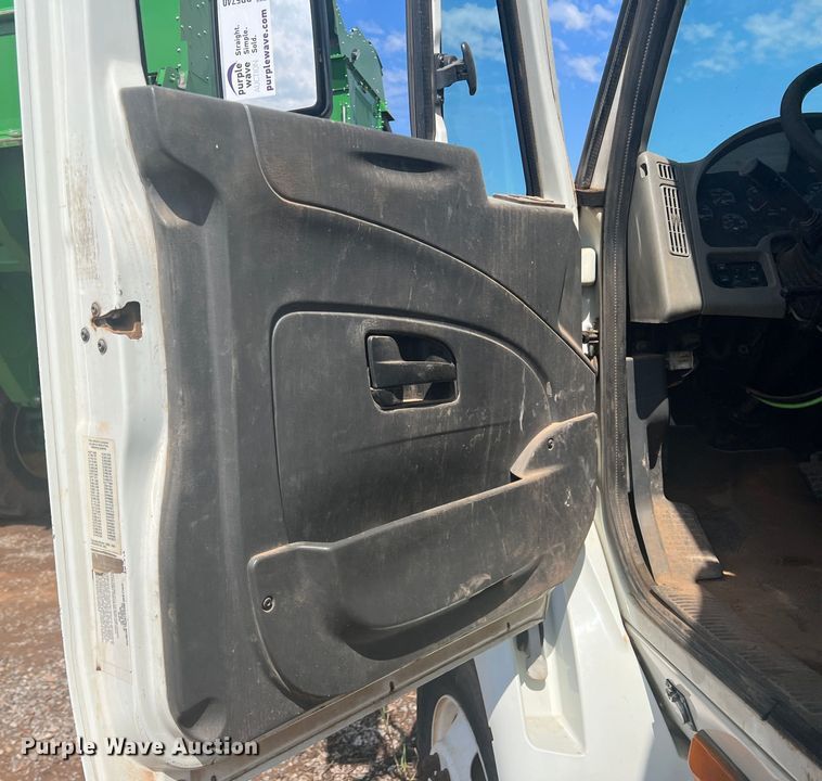 image for item DR5740 2011 International TranStar 8600  semi truck