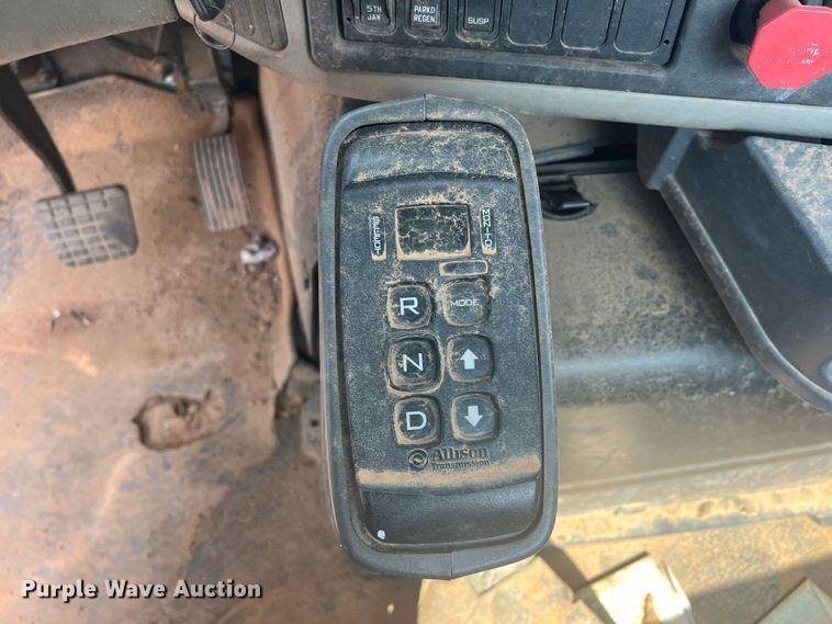 image for item DR5740 2011 International TranStar 8600  semi truck