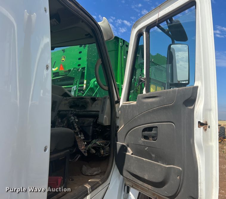 image for item DR5740 2011 International TranStar 8600  semi truck