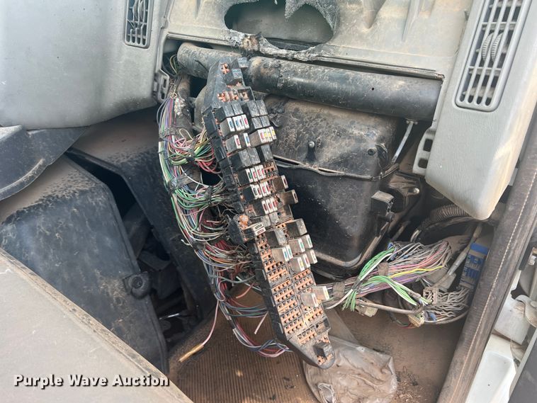 image for item DR5740 2011 International TranStar 8600  semi truck