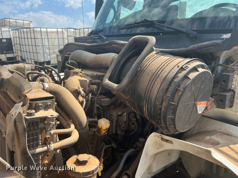 image for item DR5740 2011 International TranStar 8600  semi truck