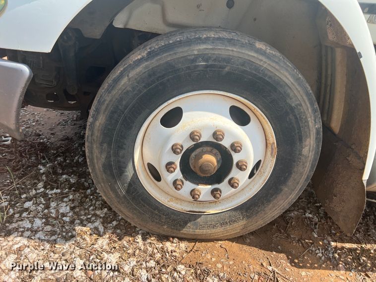 image for item DR5740 2011 International TranStar 8600  semi truck