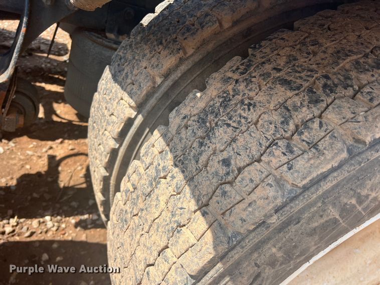 image for item DR5740 2011 International TranStar 8600  semi truck