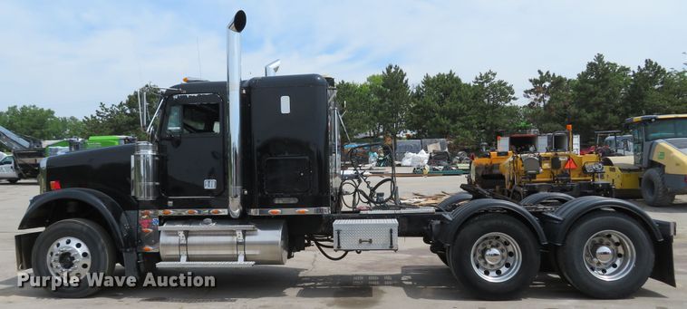 image for item FB9846 2004 Freightliner Classic 120  semi truck