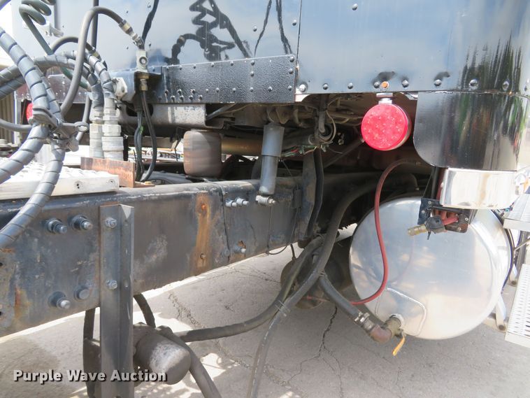 image for item FB9846 2004 Freightliner Classic 120  semi truck