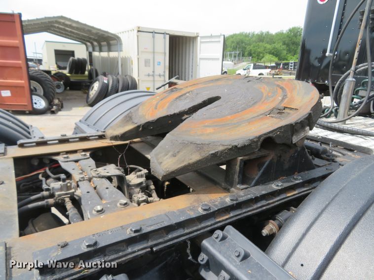 image for item FB9846 2004 Freightliner Classic 120  semi truck