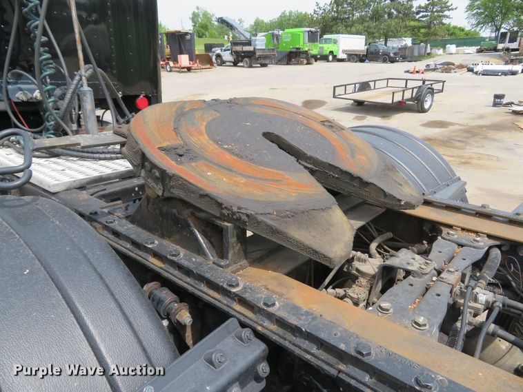 image for item FB9846 2004 Freightliner Classic 120  semi truck