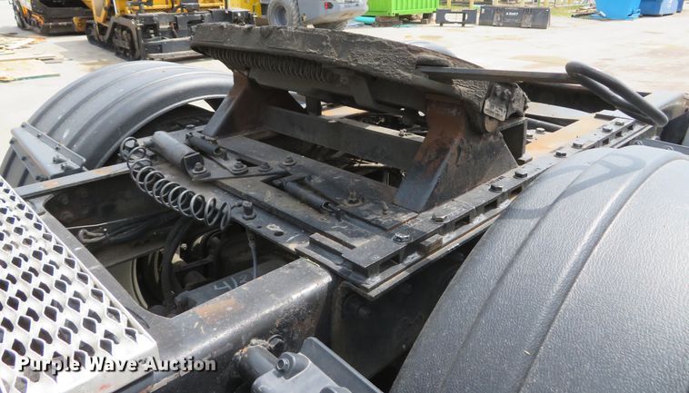 image for item FB9846 2004 Freightliner Classic 120  semi truck