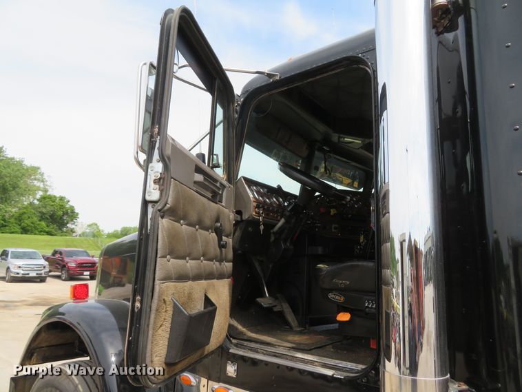 image for item FB9846 2004 Freightliner Classic 120  semi truck