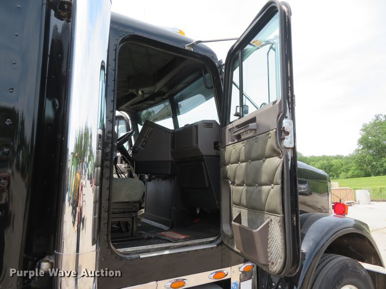 image for item FB9846 2004 Freightliner Classic 120  semi truck