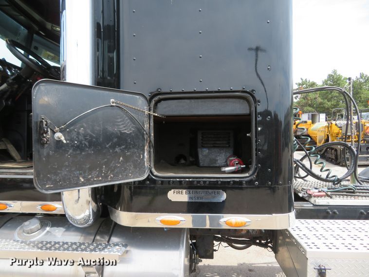 image for item FB9846 2004 Freightliner Classic 120  semi truck