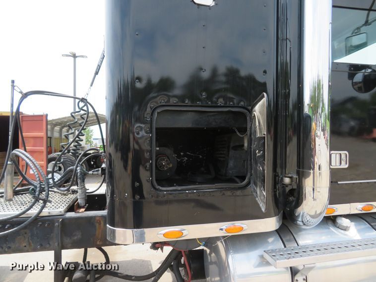 image for item FB9846 2004 Freightliner Classic 120  semi truck