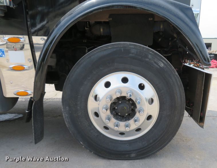 image for item FB9846 2004 Freightliner Classic 120  semi truck