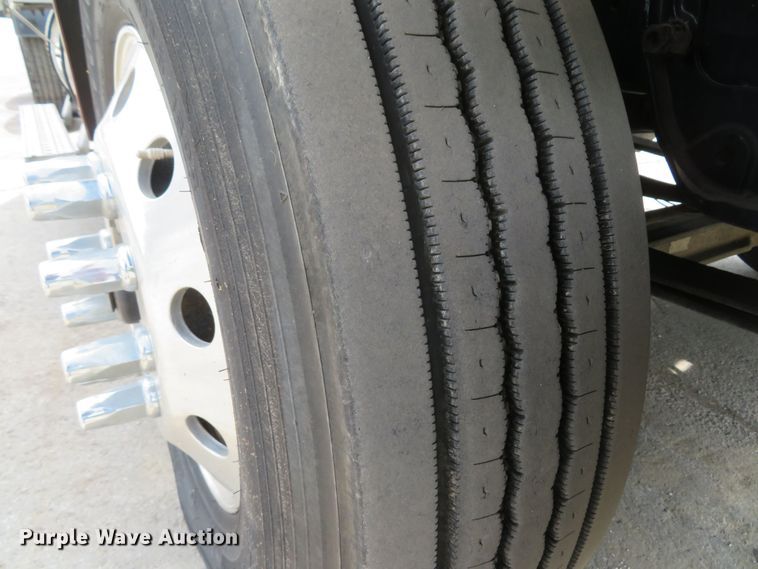 image for item FB9846 2004 Freightliner Classic 120  semi truck