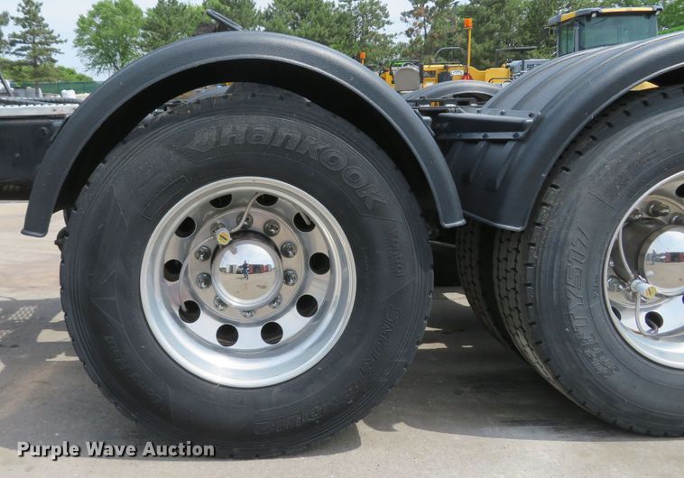 image for item FB9846 2004 Freightliner Classic 120  semi truck