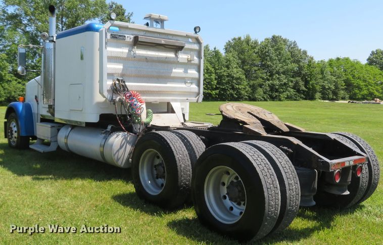 image for item FB9848 2000 Freightliner FLD120  semi truck