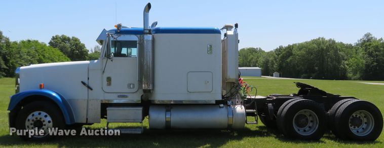 image for item FB9848 2000 Freightliner FLD120  semi truck