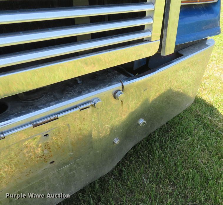 image for item FB9848 2000 Freightliner FLD120  semi truck