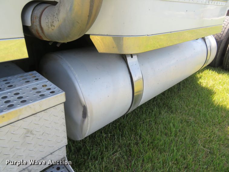 image for item FB9848 2000 Freightliner FLD120  semi truck