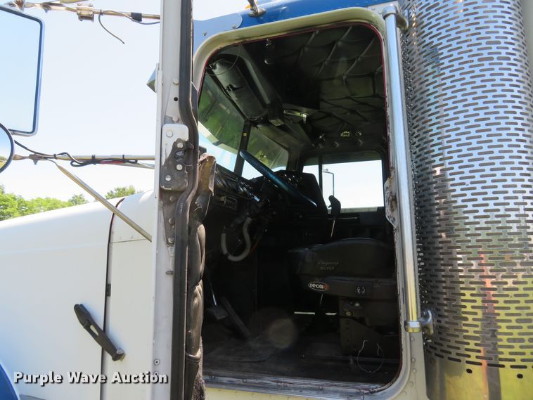 image for item FB9848 2000 Freightliner FLD120  semi truck