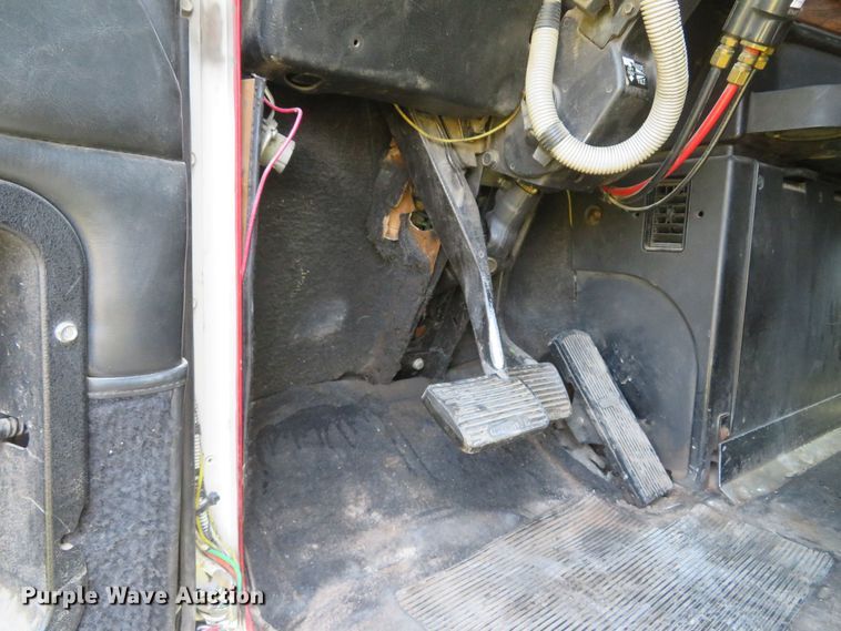 image for item FB9848 2000 Freightliner FLD120  semi truck