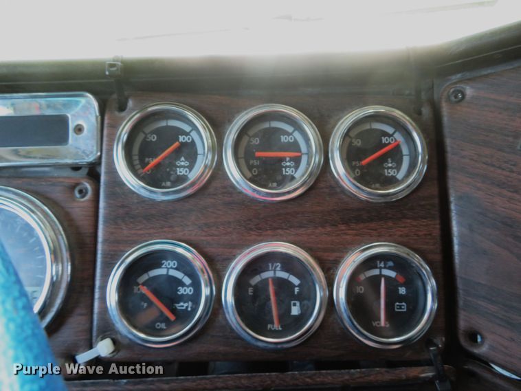 image for item FB9848 2000 Freightliner FLD120  semi truck