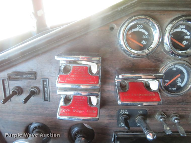 image for item FB9848 2000 Freightliner FLD120  semi truck