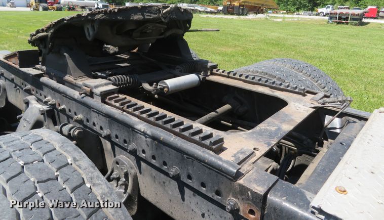 image for item FB9848 2000 Freightliner FLD120  semi truck