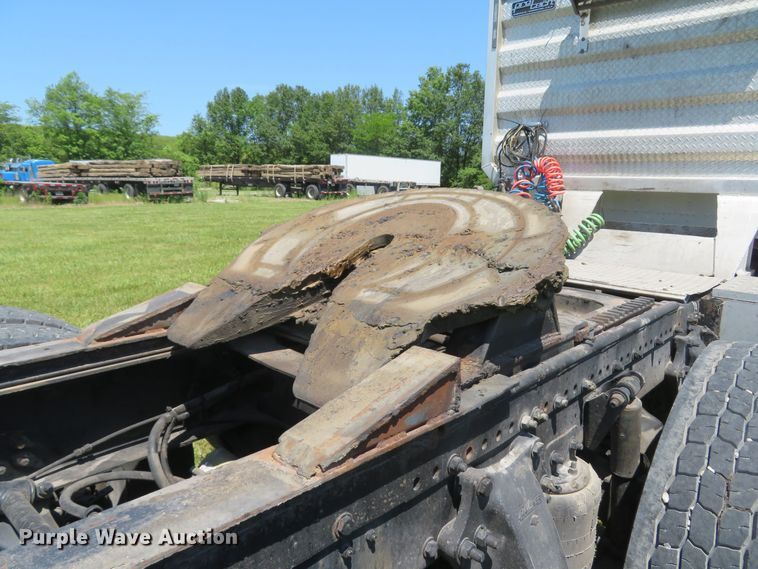 image for item FB9848 2000 Freightliner FLD120  semi truck