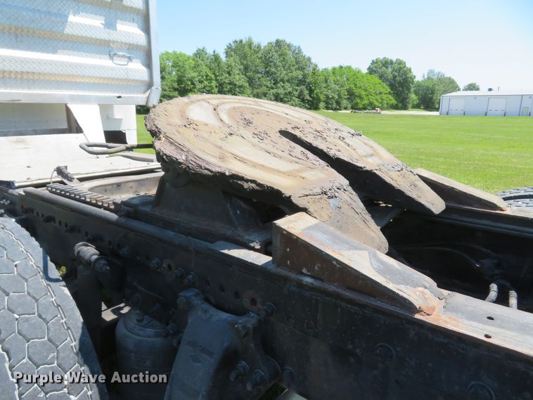 image for item FB9848 2000 Freightliner FLD120  semi truck