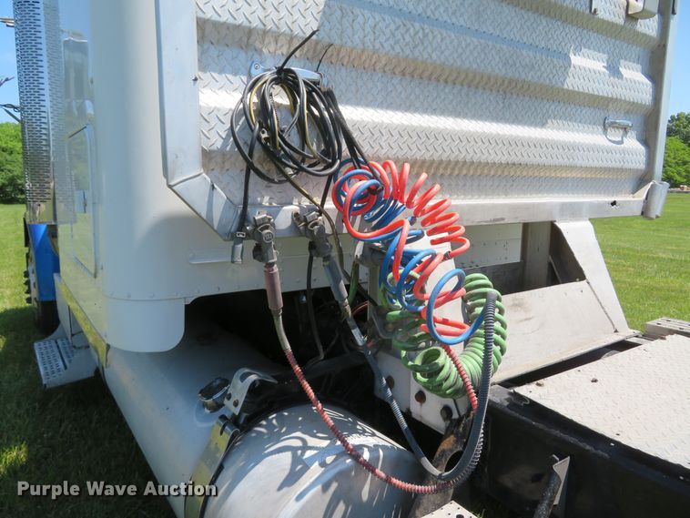 image for item FB9848 2000 Freightliner FLD120  semi truck