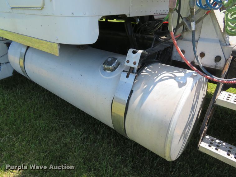 image for item FB9848 2000 Freightliner FLD120  semi truck