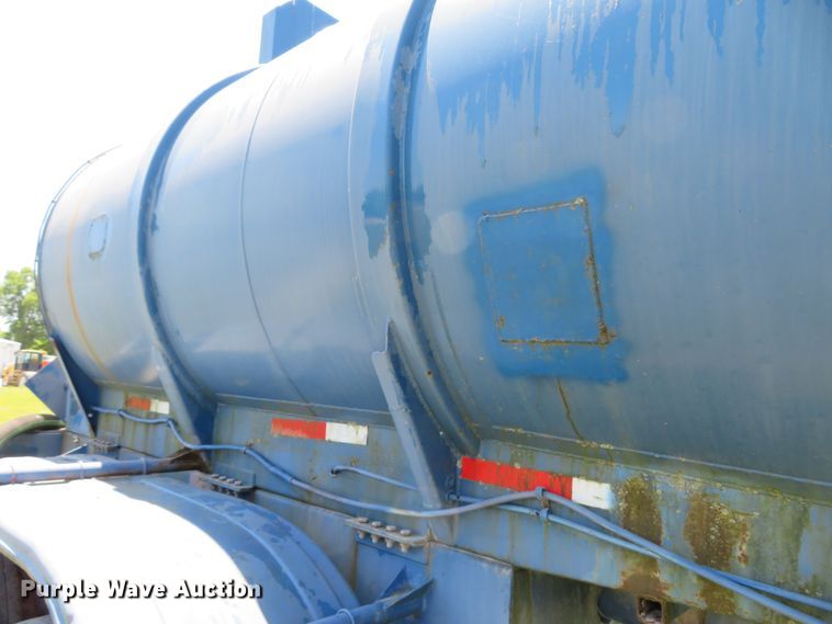 image for item FB9849 1981 Gray Tanker  tank trailer
