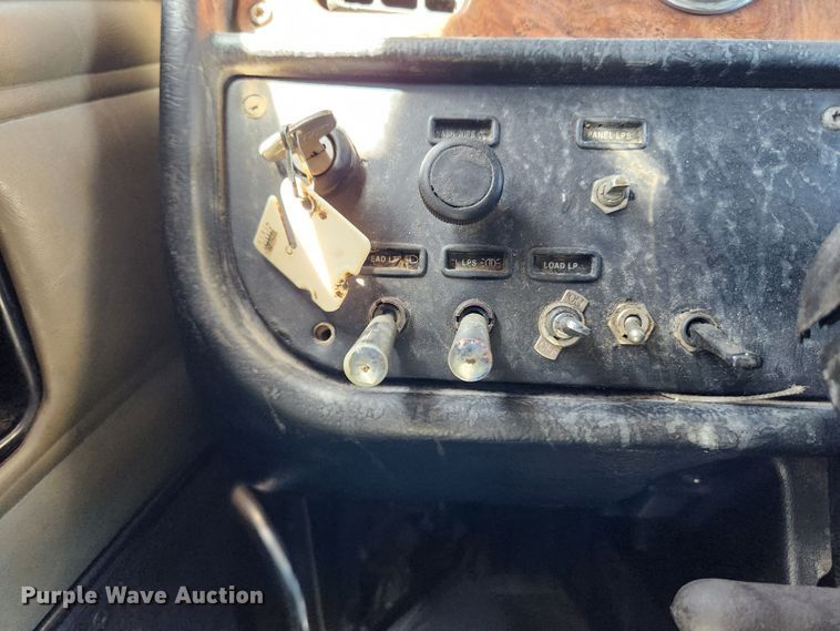 image for item FB9850 2003 Peterbilt 379  semi truck