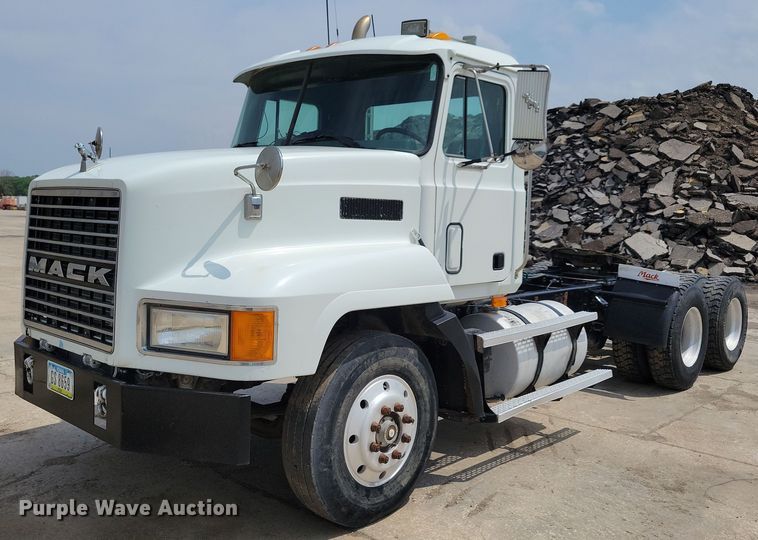 image for item JO9164 1994 Mack CH613  semi truck