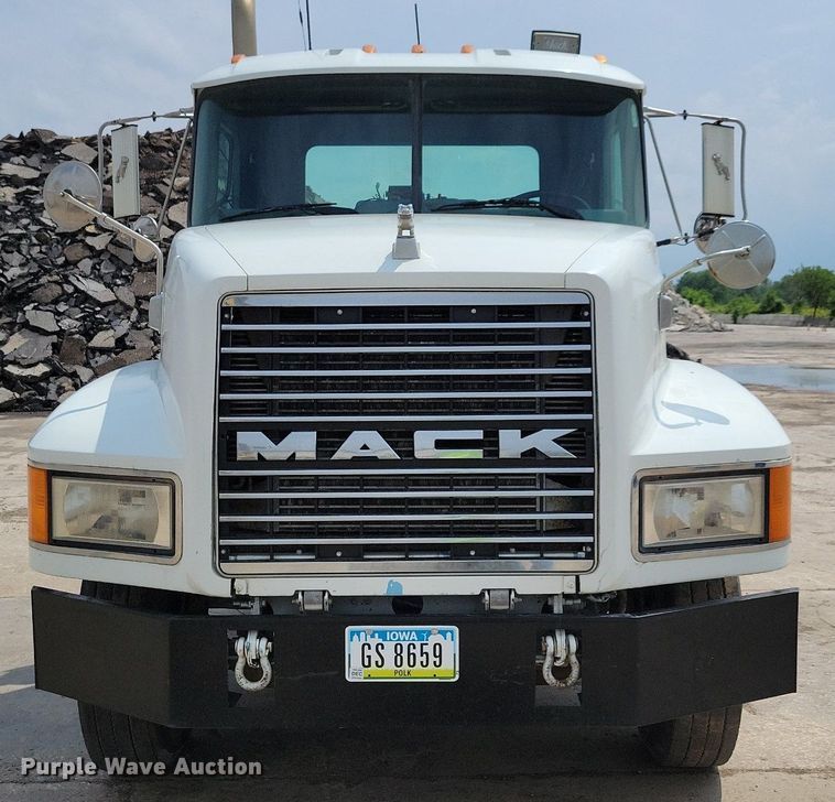 image for item JO9164 1994 Mack CH613  semi truck