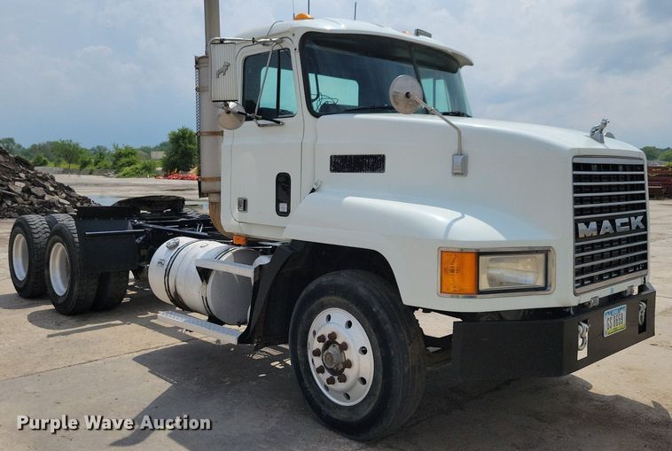 image for item JO9164 1994 Mack CH613  semi truck
