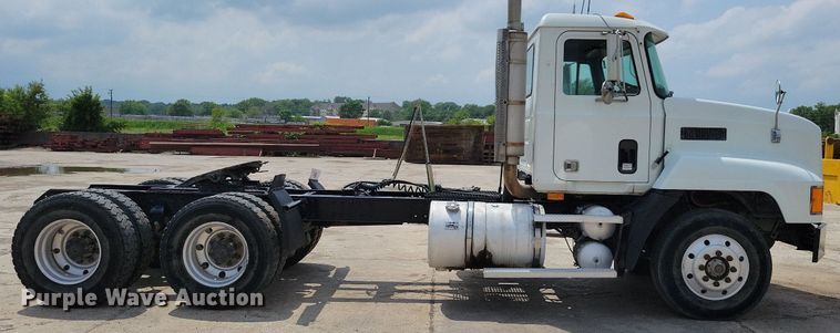 image for item JO9164 1994 Mack CH613  semi truck