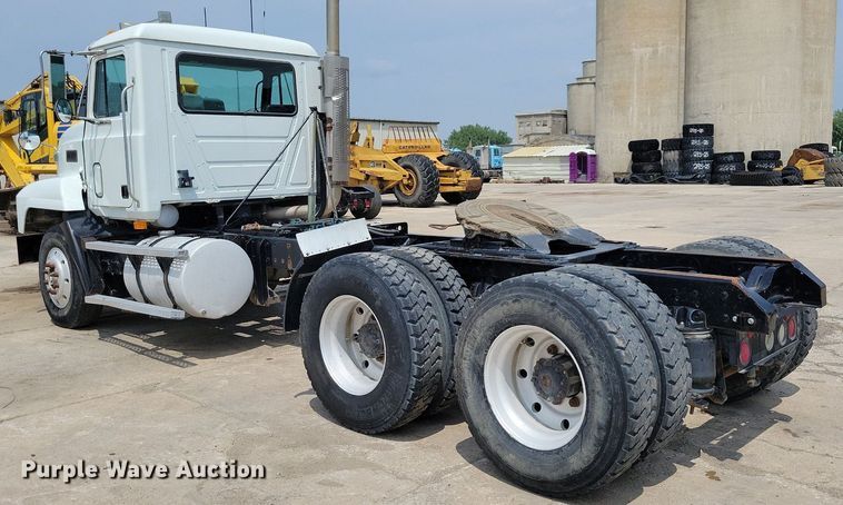 image for item JO9164 1994 Mack CH613  semi truck