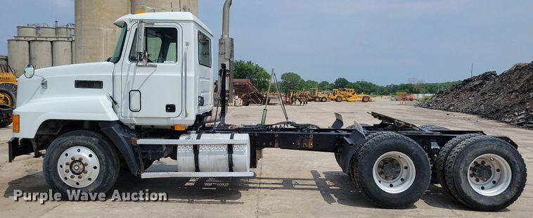 image for item JO9164 1994 Mack CH613  semi truck