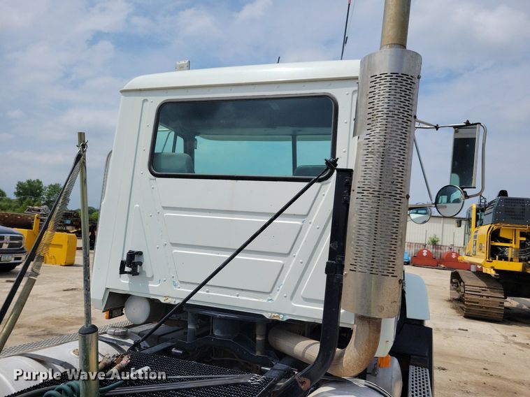 image for item JO9164 1994 Mack CH613  semi truck