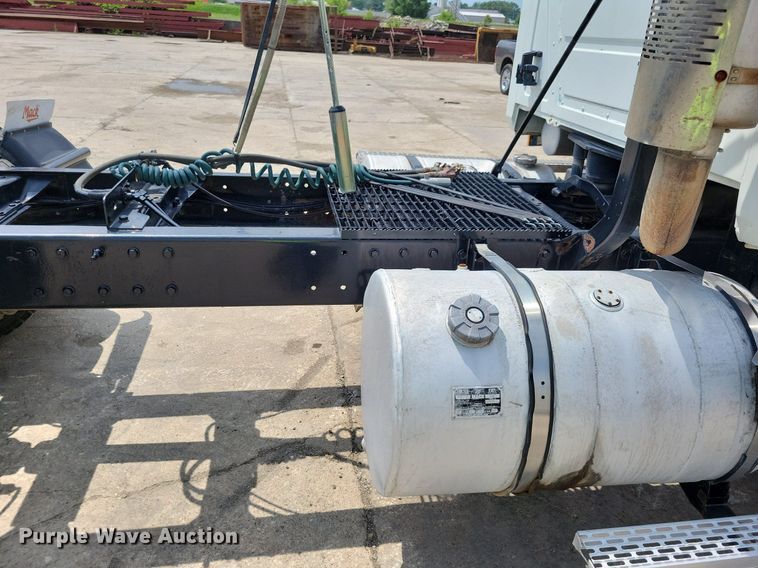 image for item JO9164 1994 Mack CH613  semi truck