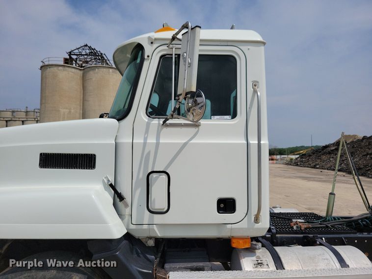image for item JO9164 1994 Mack CH613  semi truck