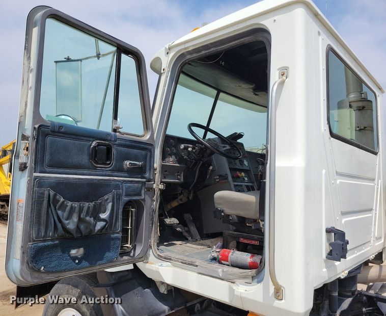 image for item JO9164 1994 Mack CH613  semi truck