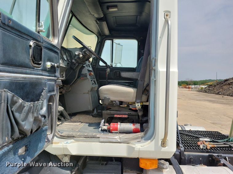 image for item JO9164 1994 Mack CH613  semi truck