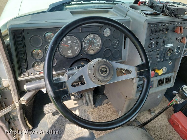 image for item JO9164 1994 Mack CH613  semi truck