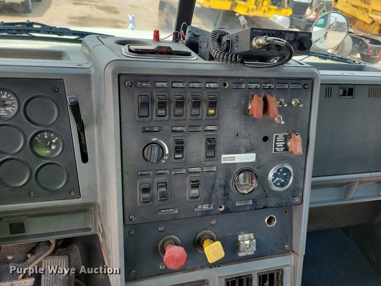 image for item JO9164 1994 Mack CH613  semi truck