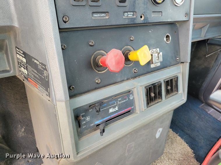 image for item JO9164 1994 Mack CH613  semi truck