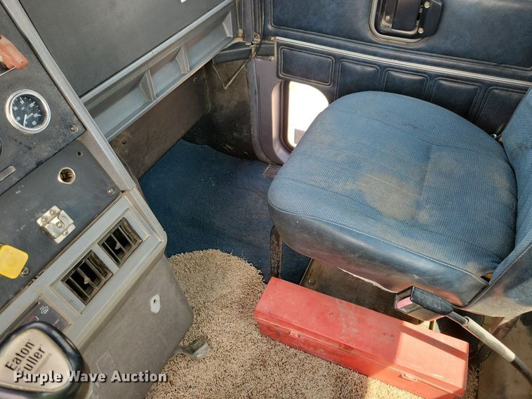 image for item JO9164 1994 Mack CH613  semi truck