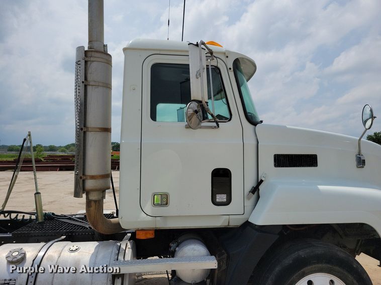 image for item JO9164 1994 Mack CH613  semi truck